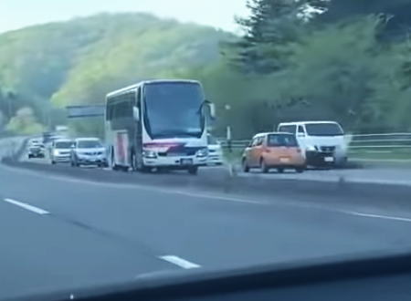 国道を逆走してパトカーから逃げる軽自動車。北海道のカーチェイス動画がヤバい。