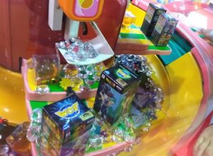 ゲーセンのクレーンゲームでトラブル。獲得口に引っ掛かったのは無効？有効？