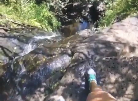 放送事故。ハイキングの生配信中に足を滑らせて滝から落下してしまった女性の映像。
