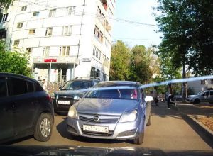 お前もあいつも馬鹿すぎる。団地入口での譲り合わない攻防がｗｗｗどっちが悪いのというかｗｗｗ