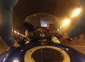 GSX-R600で超暴走。海外の頭のネジぶっ飛びバイク乗りの車載ビデオがほんと怖い。