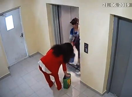 ドアが閉まる前に動き出してしまうエレベーターに女性が危機一髪な防カメ映像。