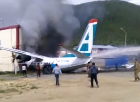 ロシアで着陸に失敗した旅客機が滑走路を逸れて建物に衝突。その機内映像が公開される。