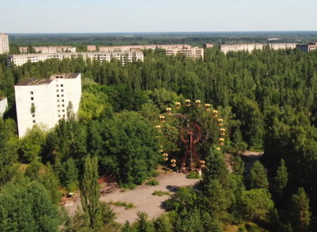 チェルノブイリ原子力発電所がある町プリピャチの現在の様子を空撮した映像。