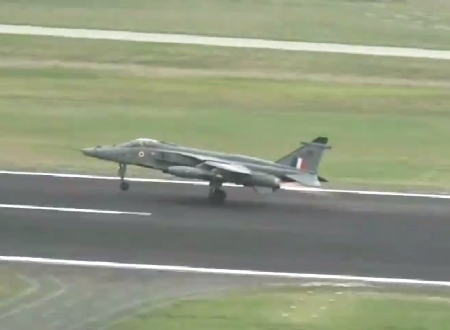 離陸直後のインド空軍戦闘機にバードストライク。予備燃料タンクと爆弾を投下して墜落を免れる。