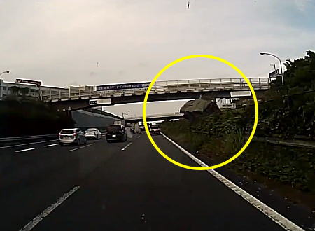 東名高速で自衛隊のジープが大事故。そのドライブレコーダー映像が公開される。
