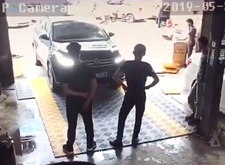 そっちかｗｗｗ中国の自動車整備工場で起きたちょっと珍しい予想外の事故。
