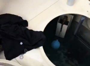 今日のバカッター。マンション受水槽の中に入って泳ぐという動画がアップされる。