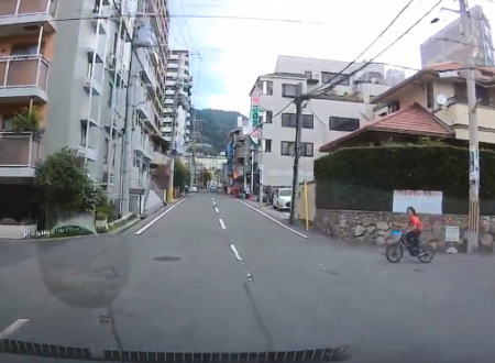 子供自転車の飛び出しを跳ねちゃった交通事故ドライブレコーダー。神戸市東灘区。