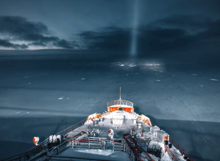ロシアだけが持つという原子力砕氷船「ヤマール」がバレンツ海を行くビデオ。