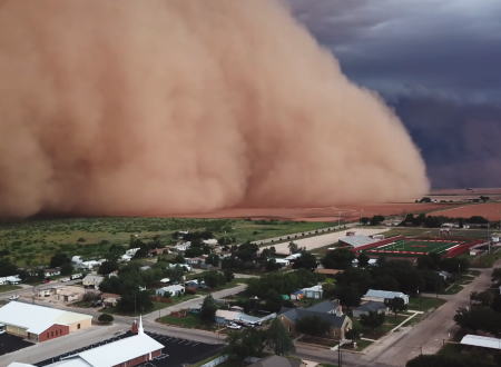 テキサス州で撮影された街を飲み込もうとしている巨大な砂嵐の映像がすごい。