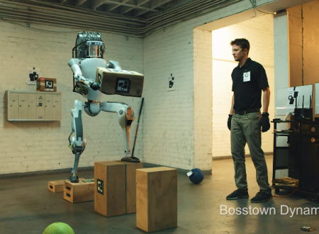 ボストンダイナミクスの新型ロボットがどんなに虐められても必死に荷物を運び続けるという動画が人気に。