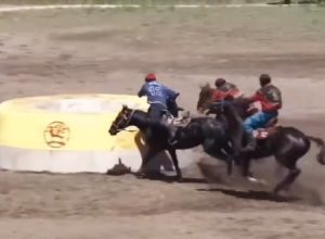 ボールの代わりにヤギの死骸を使ってゴールを競う馬上競技「ブズカシ」の映像。