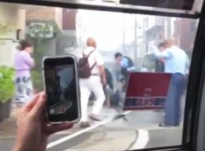 京アニ放火事件で容疑者とみられる男が確保された際の映像が公開される。