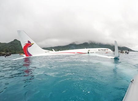 視界不良で着陸に失敗して海に着水したニューギニア航空73便（ボーイング737）のコクピット映像が公開される。