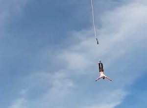 92メートルの高さからのバンジージャンプで留め金が外れてしまう事故。こんなの怖すぎる。