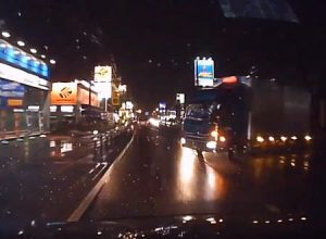 これはどっちが悪いドラレコ。道路をはみ出してきたトラックとクラクション合戦に。