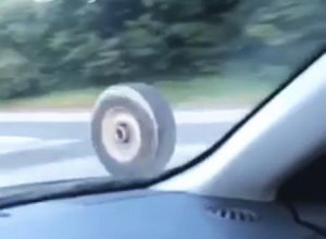 トラックから脱落した大型タイヤが反対車線に飛び込み大事故に。これは恐ろしい。