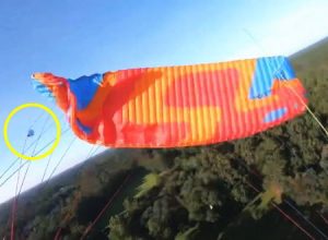 パラシュートは簡単に崩壊する。突風に襲われ墜落してしまったパラモーターのチェイスカメラ映像。