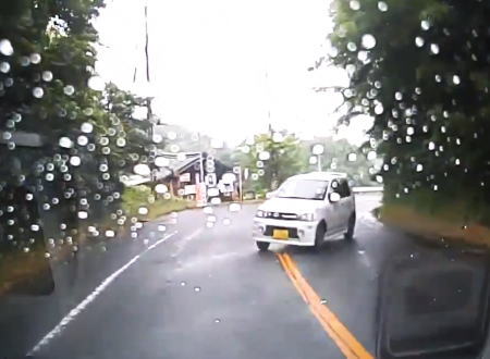 濡れた路面に滑った対向の軽自動車に突っ込まれるドラレコが話題に。こんなの絶対避けられない。