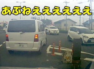 これは何違反！？右折待ちの軽四を内側から抜こうとして右直事故になりかけたDQNベンツさん。