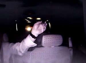お姉さん大丈夫かよ。降車清算中に後ろから突っ込まれたタクシーの内部映像。