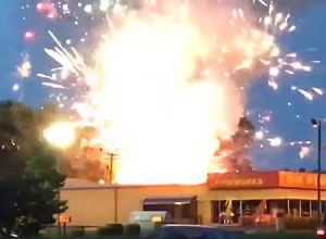 アメリカの花火専門店で火災が起きてちょっとハッピーな感じになってる動画が撮影される。