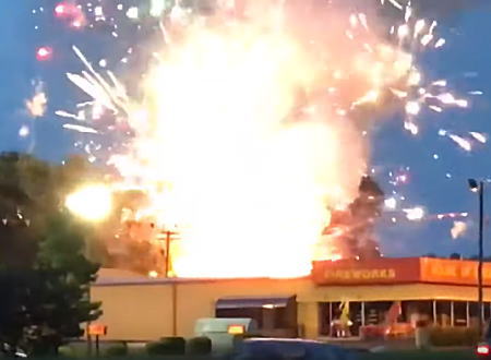 アメリカの花火専門店で火災が起きてちょっとハッピーな感じになってる動画が撮影される。