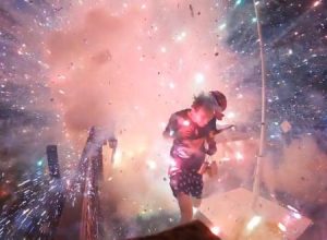 怖すぎｗｗｗ打ち上げ花火が暴発してしまった時の打ち上げ現場の様子がこちら。