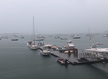 ヨットの高いマストに雷が落ちる瞬間がボストン港で撮影される。閃光注意。