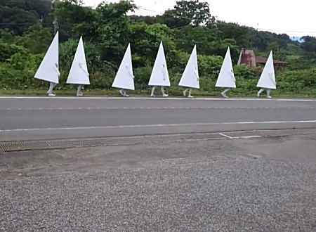 なんだこれ。群馬県渋川市の国道353号線で三角白装束な謎の集団が撮影される。