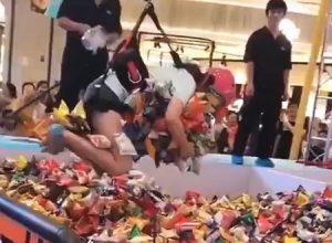 これはあり。上海にある人間UFOキャッチャーの動画がなかなか楽しそうだと人気に。