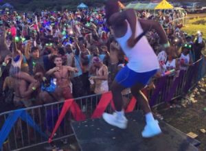 レゲエのハリウッドHPさん観客にダイブしようとして最悪の結果に。そのパターンかｗｗｗ