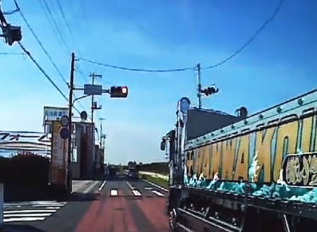 埼玉で撮影されたド派手な暴走トラックによる赤信号突破のドラレコがひどい。