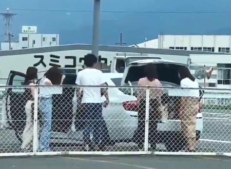 BMWのトランクに女子大生！？岩出市西野で無茶する若者グループが撮影される。