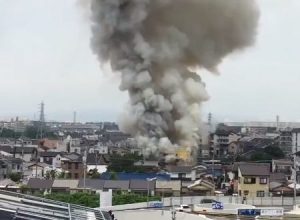 ガソリンを撒かれて放火された京都アニメーション第１スタジオの火災がヤバい動画。