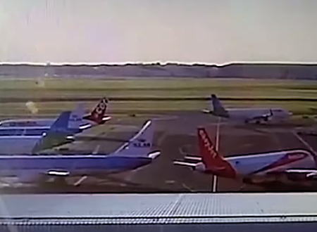 小さなミスが大きな損害に。スキポール空港で飛行機同士が衝突してしまう事故の映像。