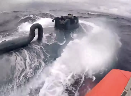アメリカの沿岸警備隊が半潜水艦型の麻薬密輸船を追いかける動画がすごい。