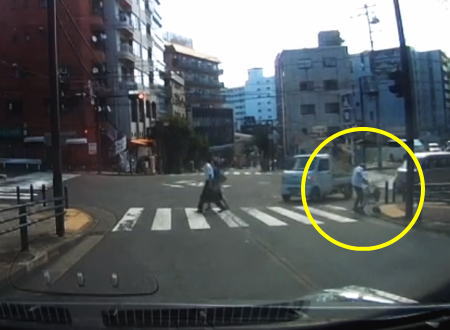 これはGJ動画。横断歩道で倒れたおばあちゃんに猛ダッシュで駆け付ける男性。