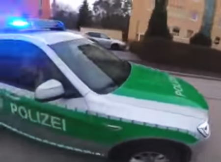 ドイツのパトカー警官がぬるすぎるｗｗｗ美味しそうな物を食べている警官に止められた車載。
