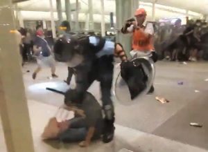 香港のデモがもうガチでヤバイ。空港で群衆に襲われた警官が拳銃を抜いてデモ隊に向けてしまう。
