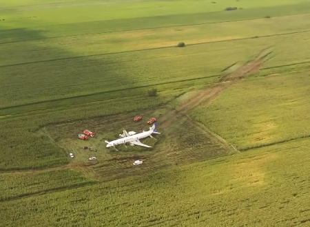 とうもろこし畑に緊急着陸したエアバスA321型機の機内映像が公開される。