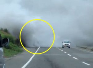 何が起きた？忍法「煙隠れの術」級の大煙幕に包まれている大型バスが撮影される。