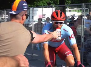 これはひどい。ジロ・デ・イタリアで選手のボトルを口元から奪おうとしたファンの動画。
