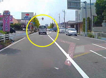居眠り運転？豊田市で対向車線の軽四を破壊して街路樹をなぎ倒すレジアスエースが撮影される。