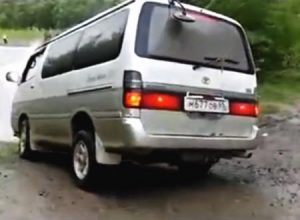 トラックに牽引されて川を渡ろうとしたハエイースさん流される。1名が亡くなった事故の映像。