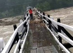 世界のお馬鹿。この橋を渡るという選択はどう考えても間違っているだろ！！！