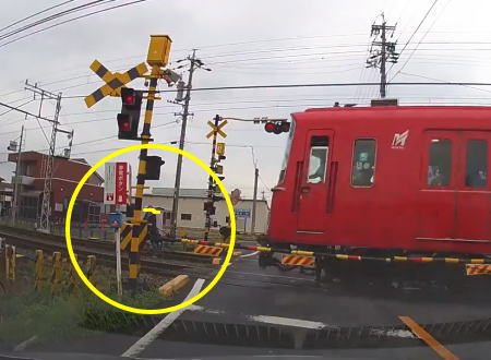 なにこれ飛び込み未遂！？名鉄津島線の踏切で撮影された迫る電車に飛び出す人の動画(((ﾟДﾟ)))