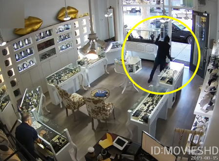 店主の目の前でかよｗｗｗ無謀すぎるアメリカの宝石店強盗の防犯カメラ映像。