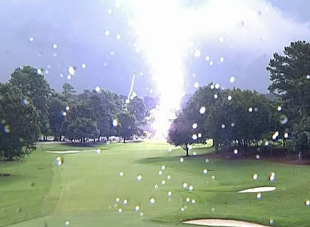 ゴルフのPGAツアー中に観客の近くに落雷があり6人が負傷の動画。イースト・レイクGC
